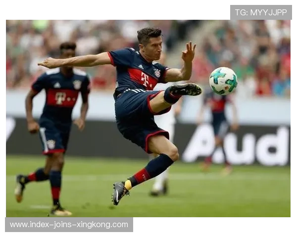 莱万后仰凌空抽射引爆场馆,拜仁攻势持续高峰