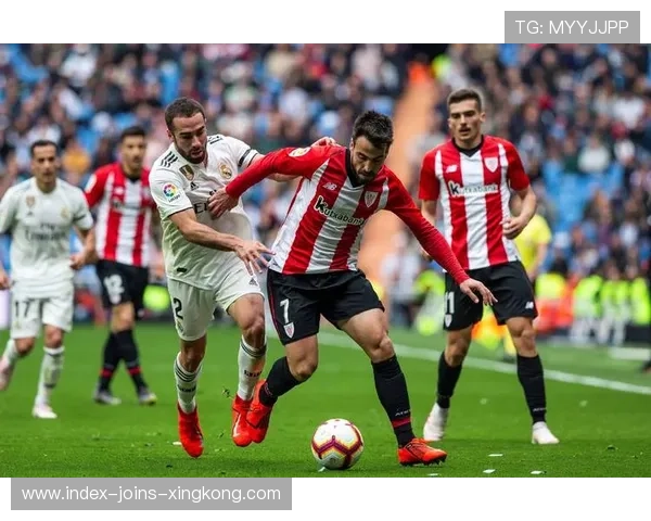 西甲巴萨中场配合默契，锋线接连建功的背后故事